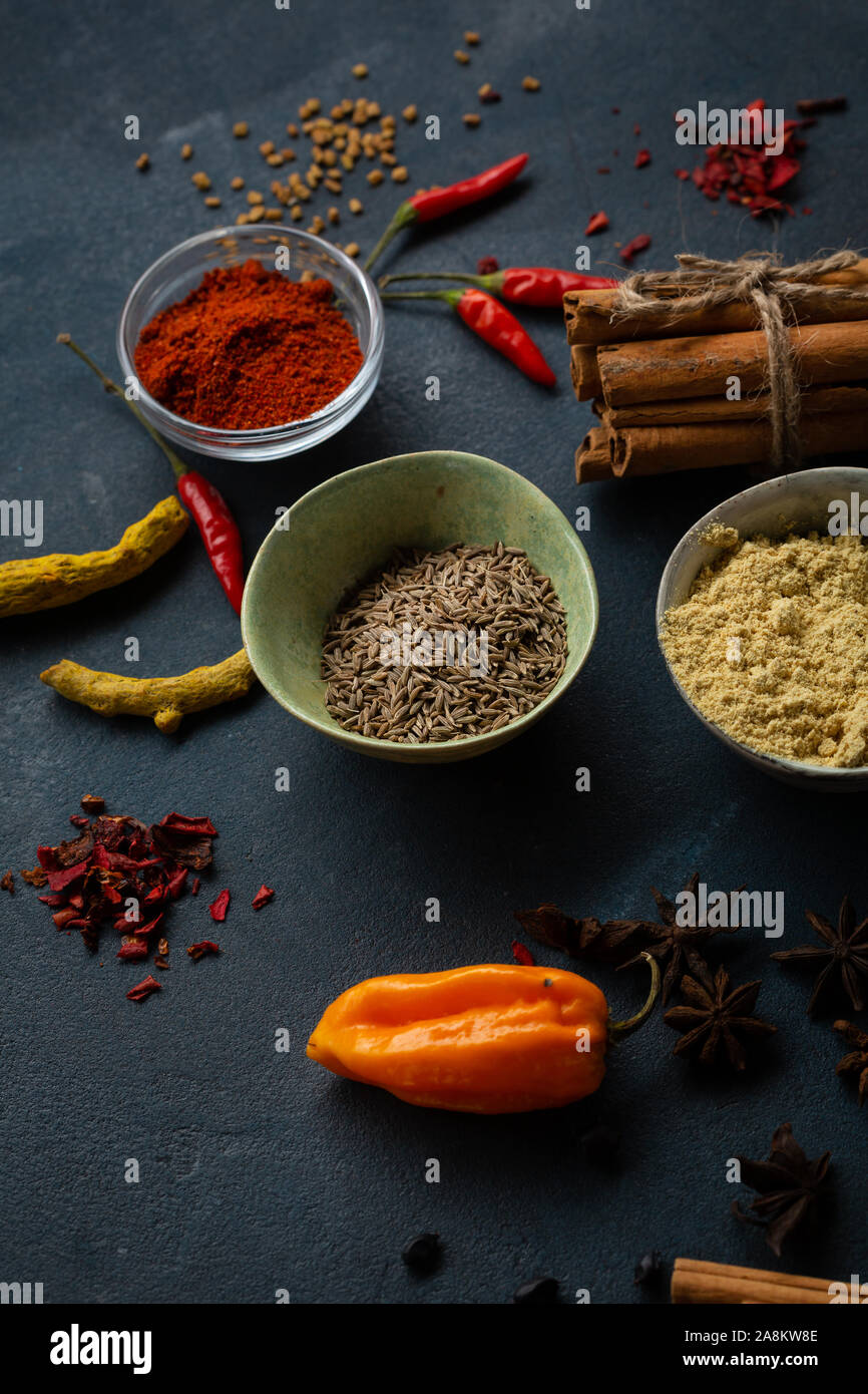 Spice close-up su sfondo scuro Foto Stock