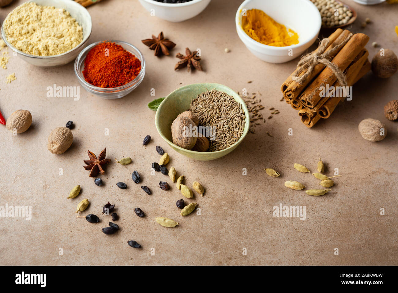 Varie spice in piccole ciotole Foto Stock