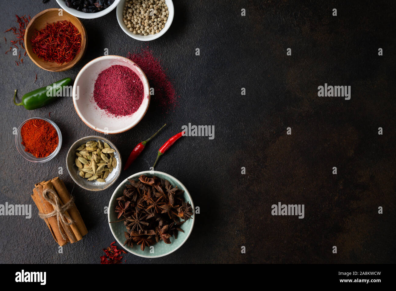 Cibo scuro dello sfondo con spice Foto Stock