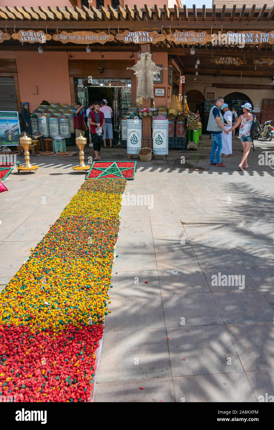 Tappeto di fiori in una piazza di Marrakech. Il Marocco, in ottobre 2019 Foto Stock
