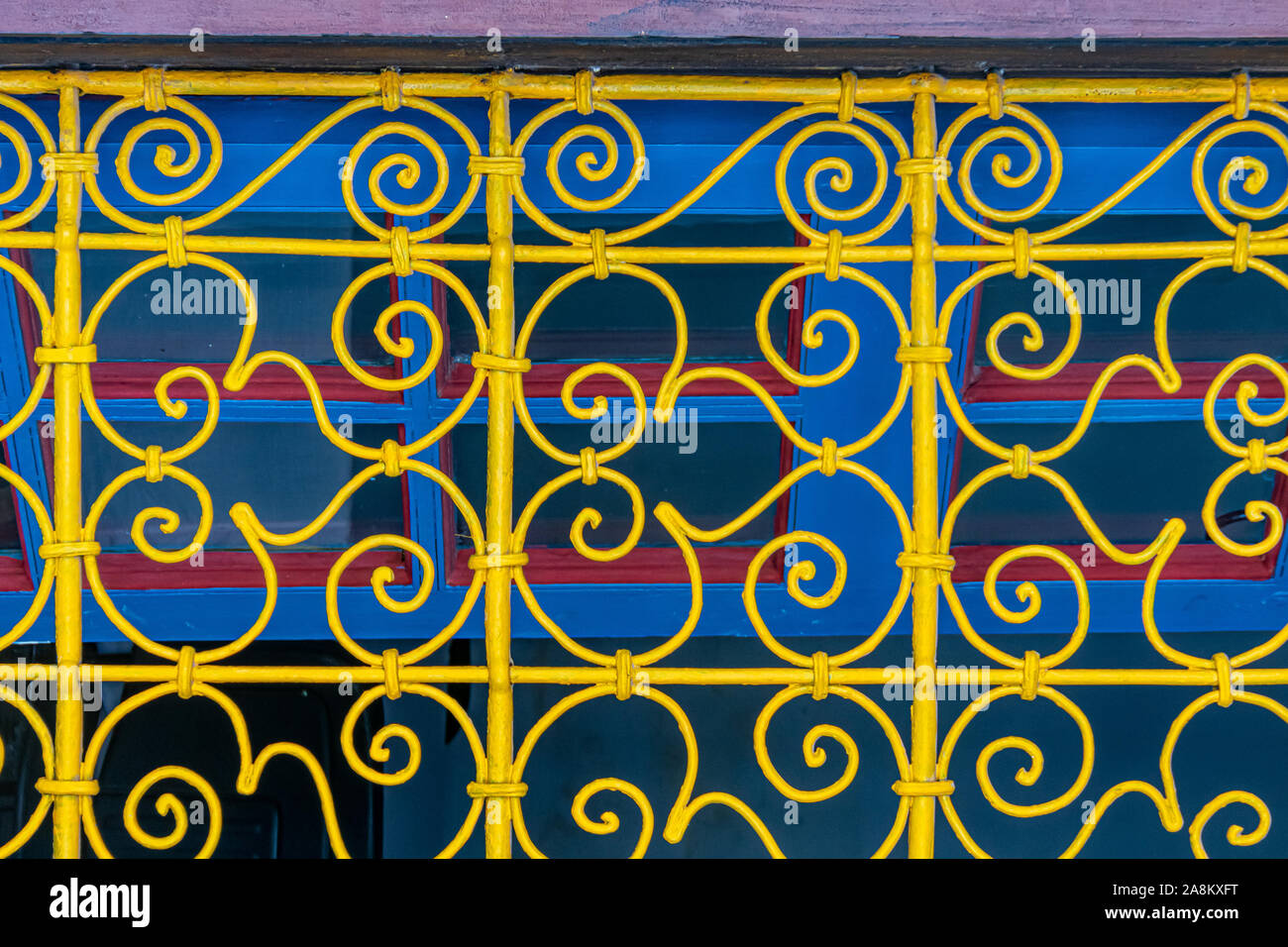 Dettaglio del giallo recinzione decorativo di una finestra del Palazzo della Bahia in Marrakech. Il Marocco Foto Stock
