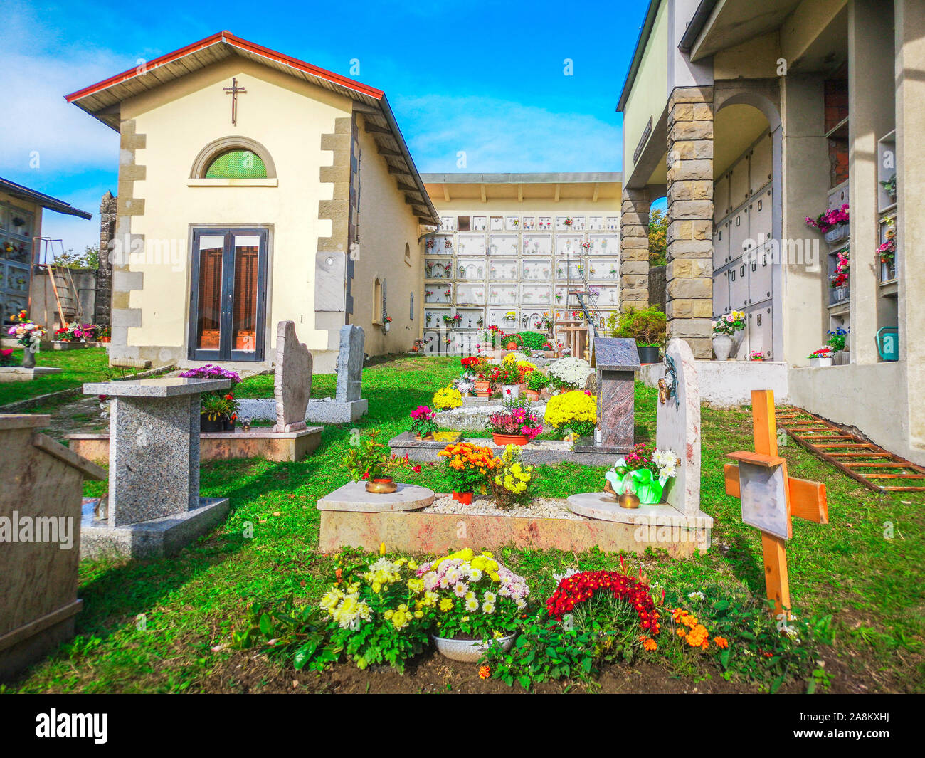 Cimitero colorato piccolo lato paese Foto Stock