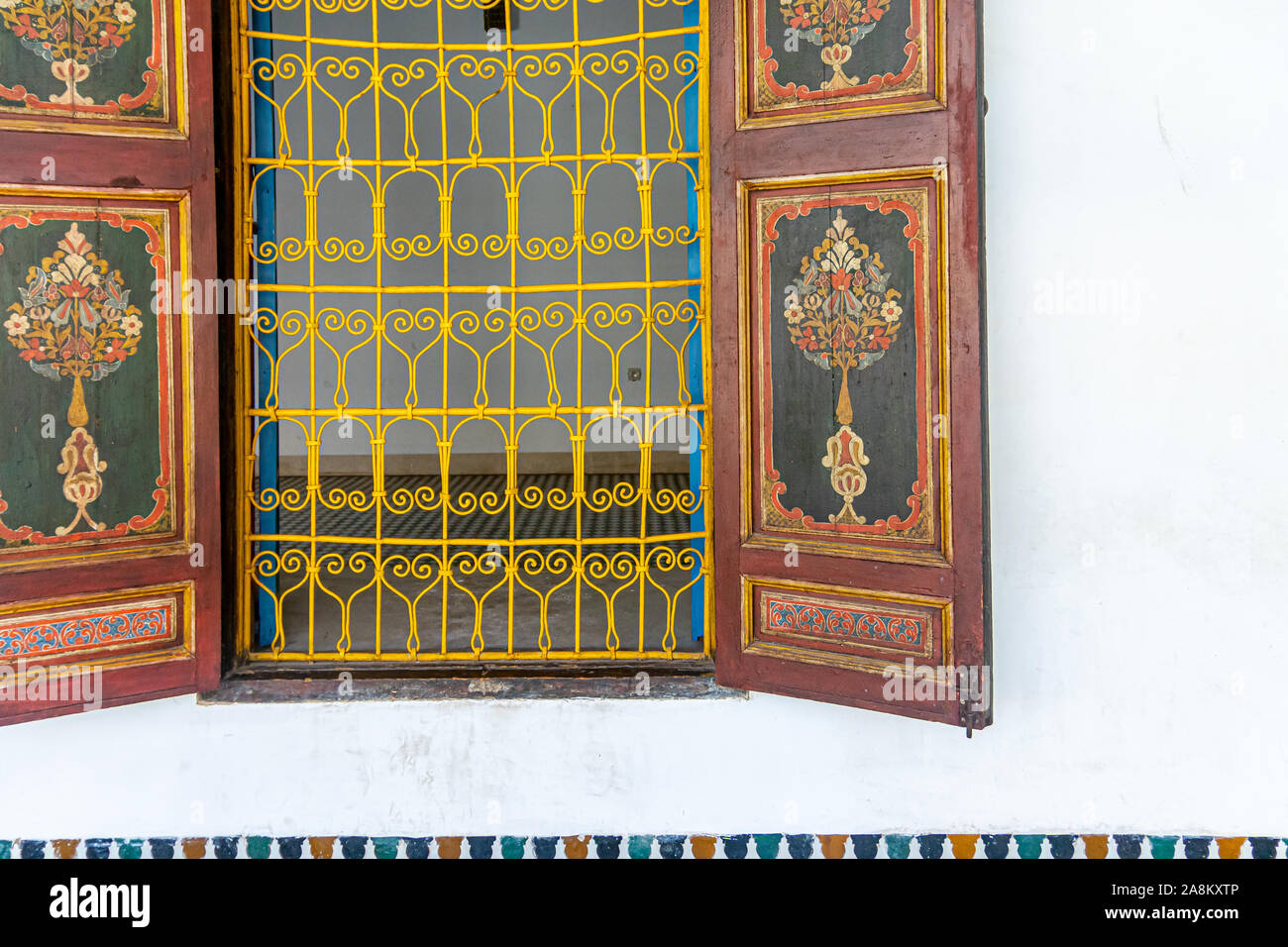 Dettaglio del giallo recinzione decorativo di una finestra del Palazzo della Bahia in Marrakech. Il Marocco Foto Stock