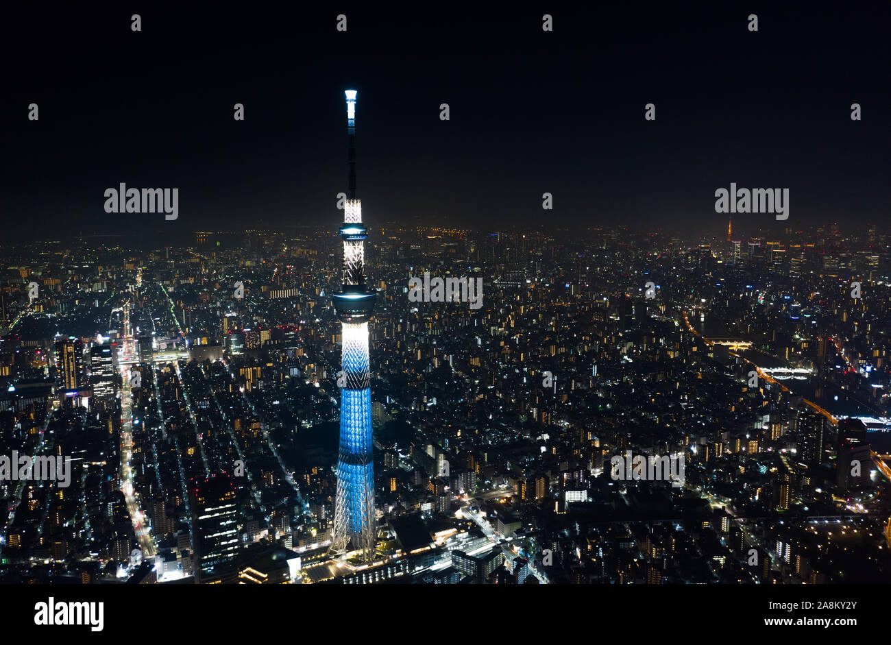 Antenna vista del paesaggio di Tokyo Skytree di notte con la Torre di Tokyo in background. Japan Tourism, Giapponese paesaggio urbano, Asia destinazione di viaggio Foto Stock
