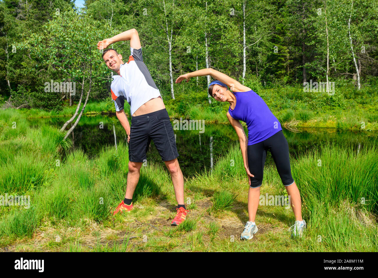 Sessione di jogging nella natura idilliaca - faticoso allenamento in estate Foto Stock