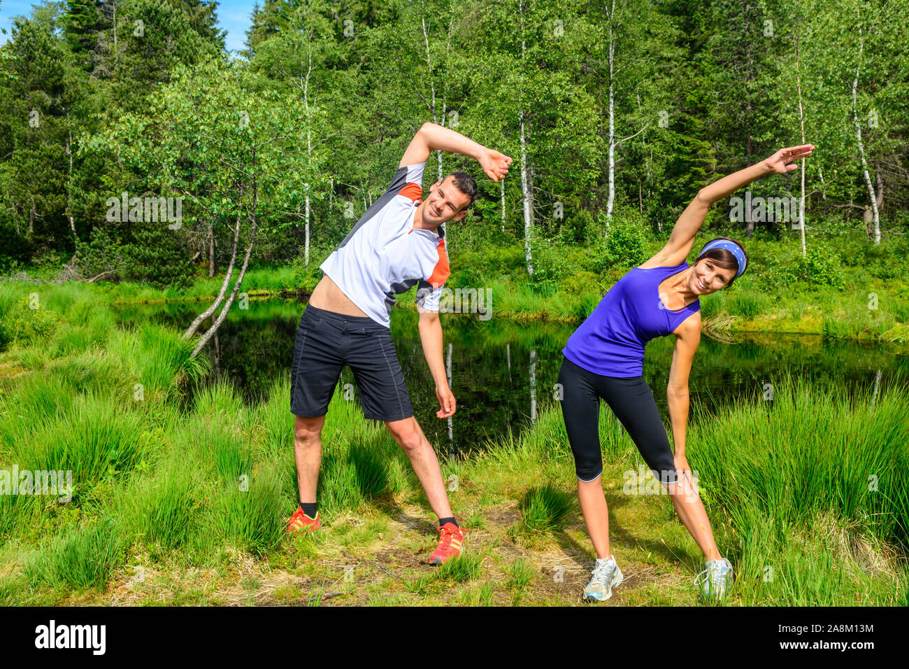 Sessione di jogging nella natura idilliaca - faticoso allenamento in estate Foto Stock