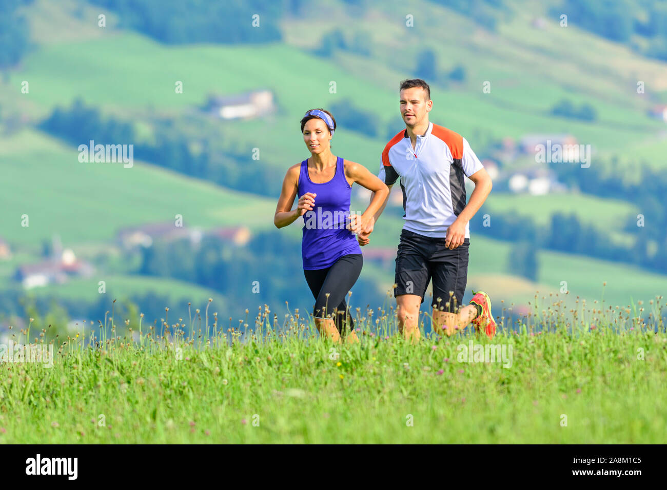 Sessione di jogging nella natura idilliaca - faticoso allenamento in estate Foto Stock