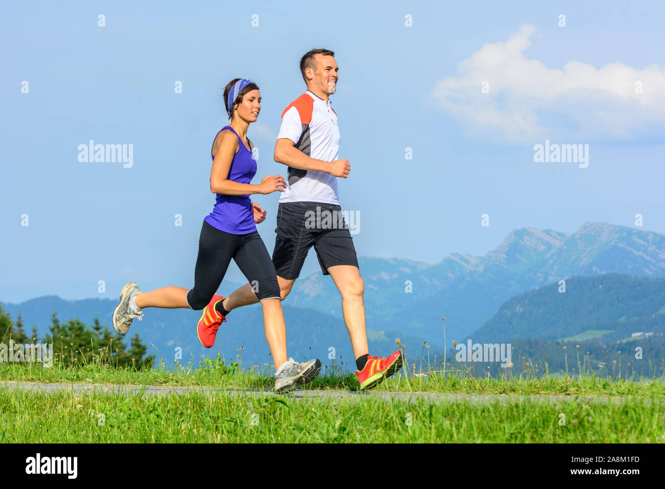 Sessione di jogging nella natura idilliaca - faticoso allenamento in estate Foto Stock