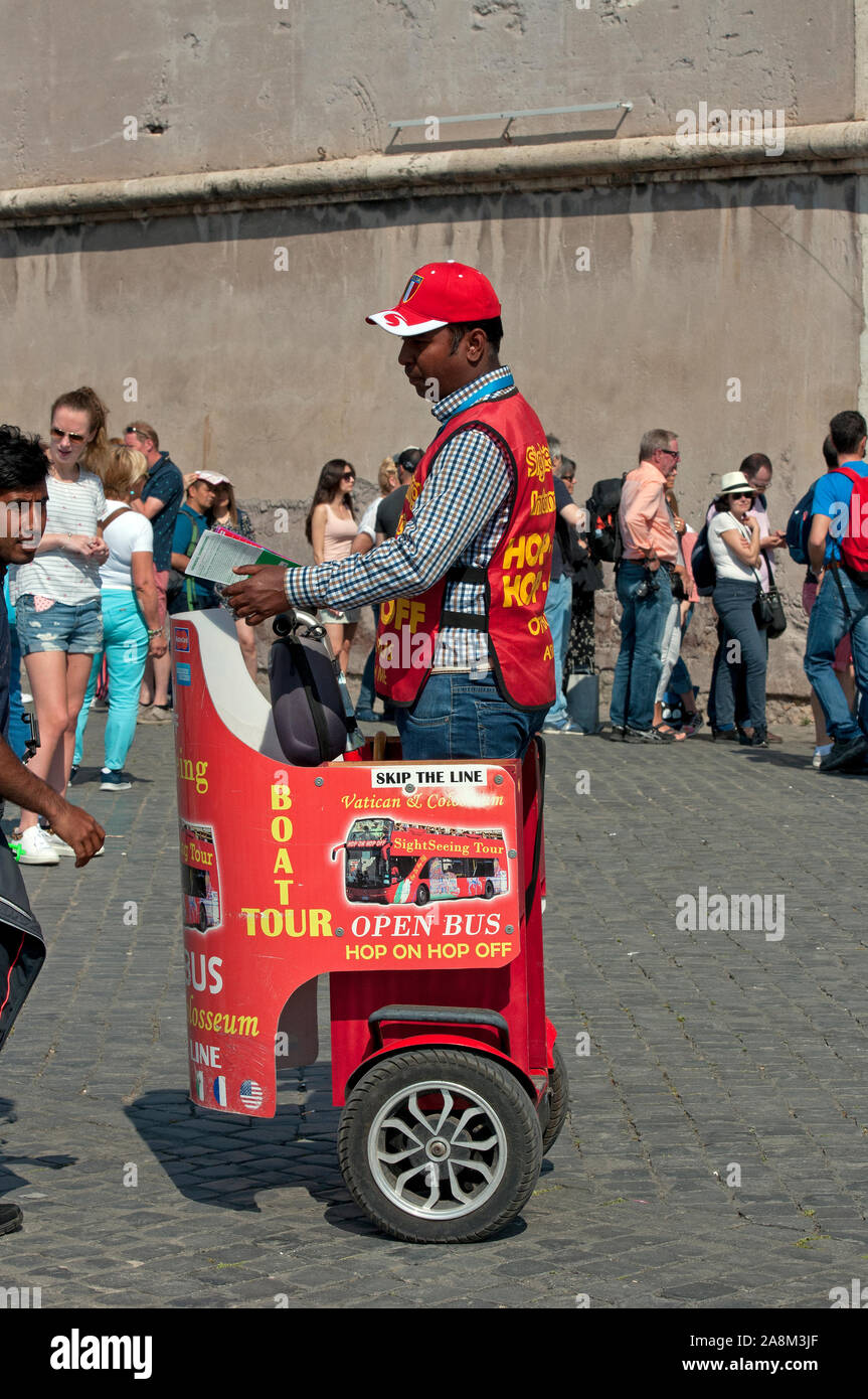 Autobus e tour in barca venditore di biglietti su segway al di fuori del Castel Sant'Angelo (Mausoleo di Adriano) in Roma, lazio, Italy Foto Stock