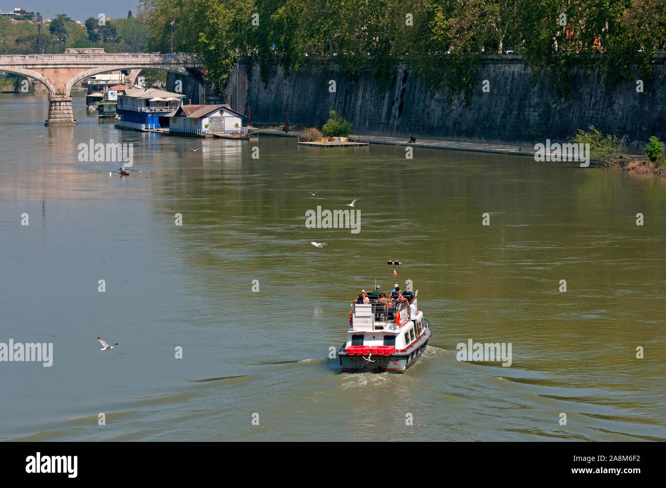 La barca turistica e le case galleggianti sul fiume Tevere, Roma, lazio, Italy Foto Stock
