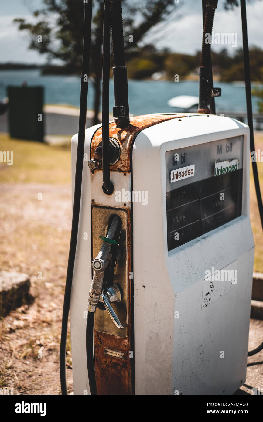 Laurieton Seafoods, Laurieton NSW, Australia - 20 Ottobre 2019: Vintage cercando vecchia pompa del carburante al di fuori di Laurieton Seafoods in una giornata di sole. Foto Stock