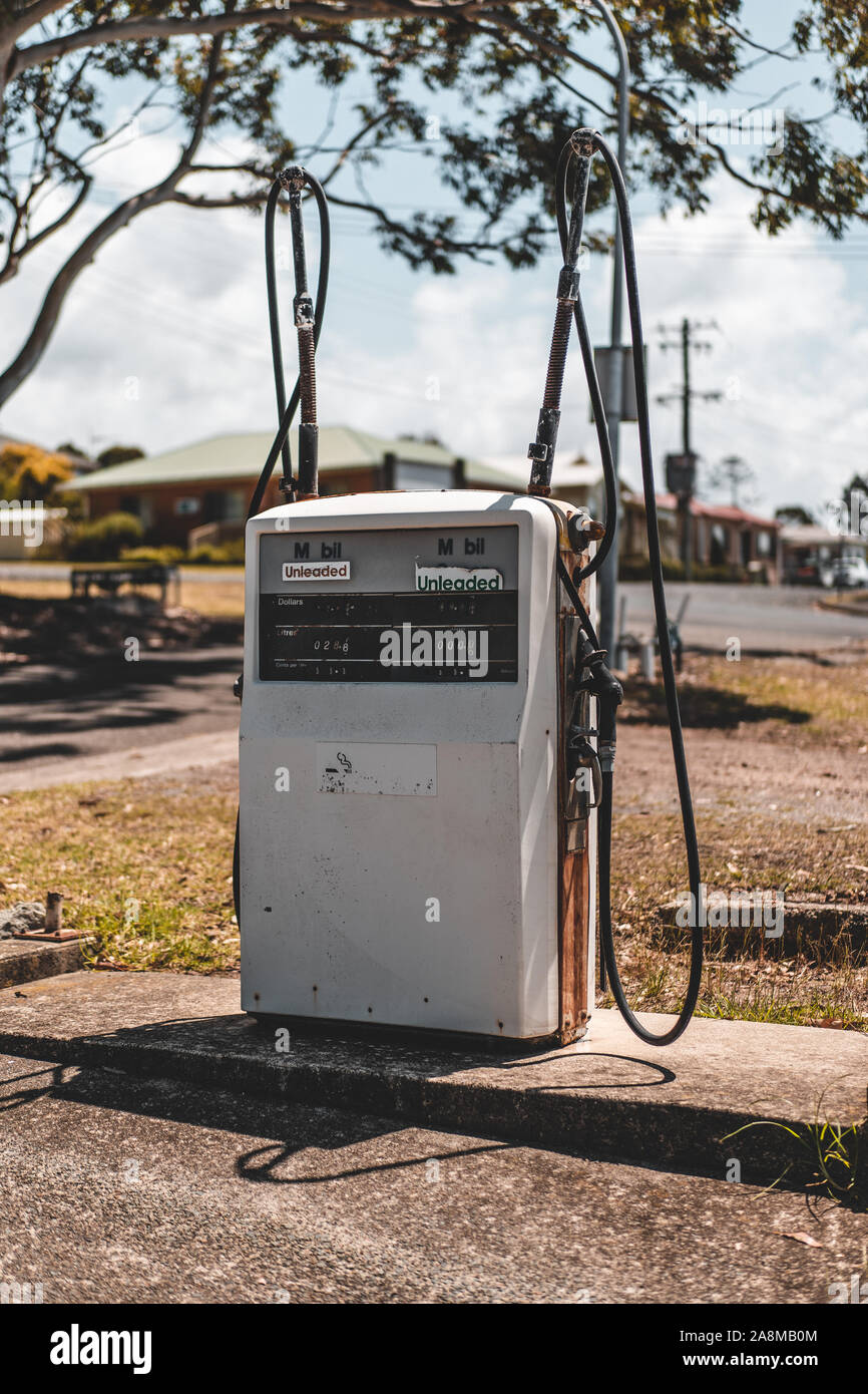 Laurieton Seafoods, Laurieton NSW, Australia - 20 Ottobre 2019: Vintage cercando vecchia pompa del carburante al di fuori di Laurieton Seafoods in una giornata di sole. Foto Stock
