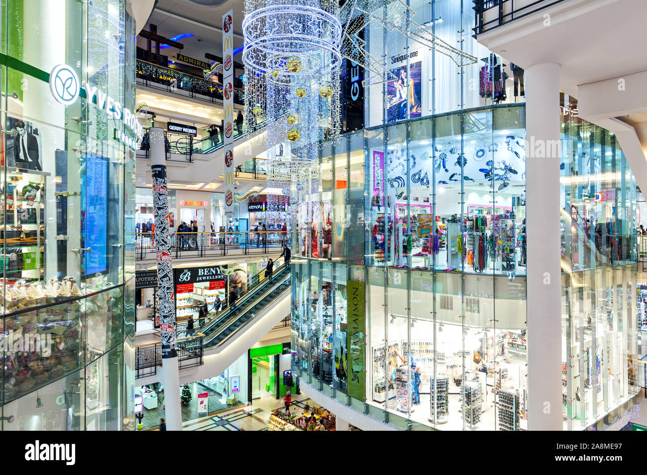 Interno del moderno centro commerciale Palladium arredata per le vacanze di Natale - uno dei più grandi centri shopping in Praga. Foto Stock