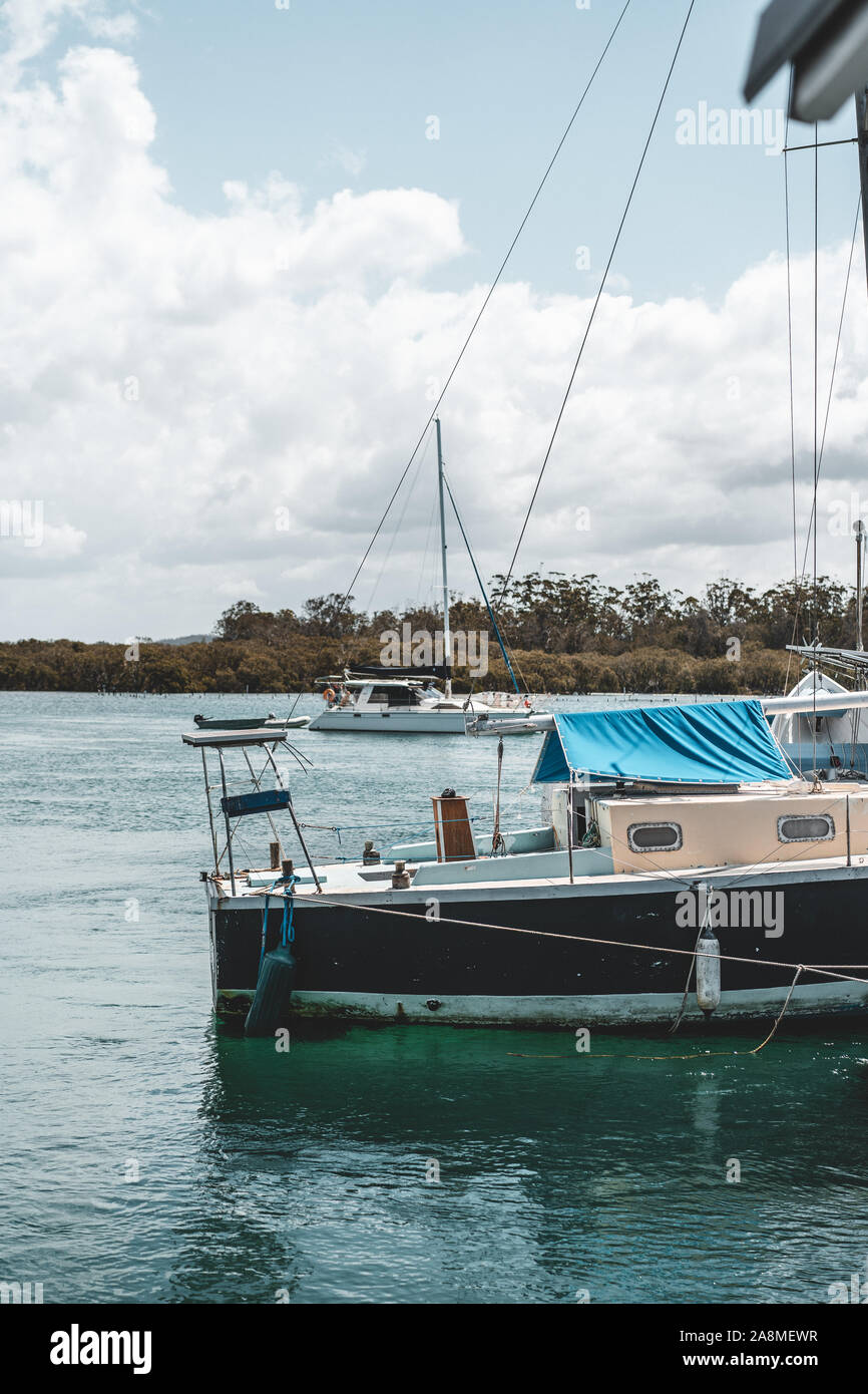 Dunbogan Boatshed NSW, Australia - 20 Ottobre 2019: belle vedute panoramiche delle barche sul tranquillo rifugio di Camden ingresso/Fiume. Foto Stock