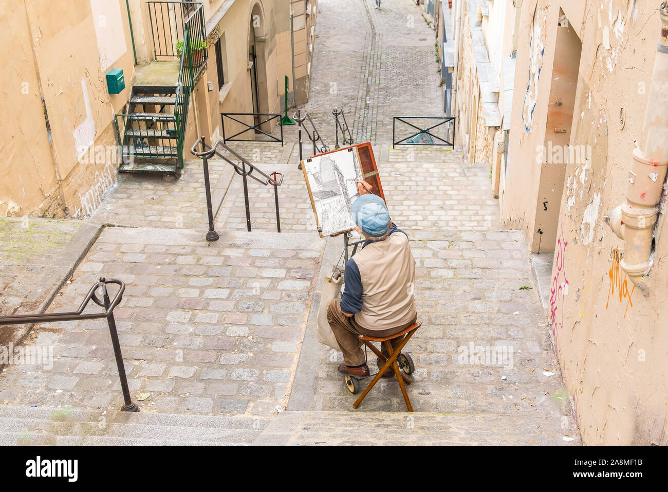 Parigi, luogo romantico a Montmartre, con un pittore sulle scale Foto Stock