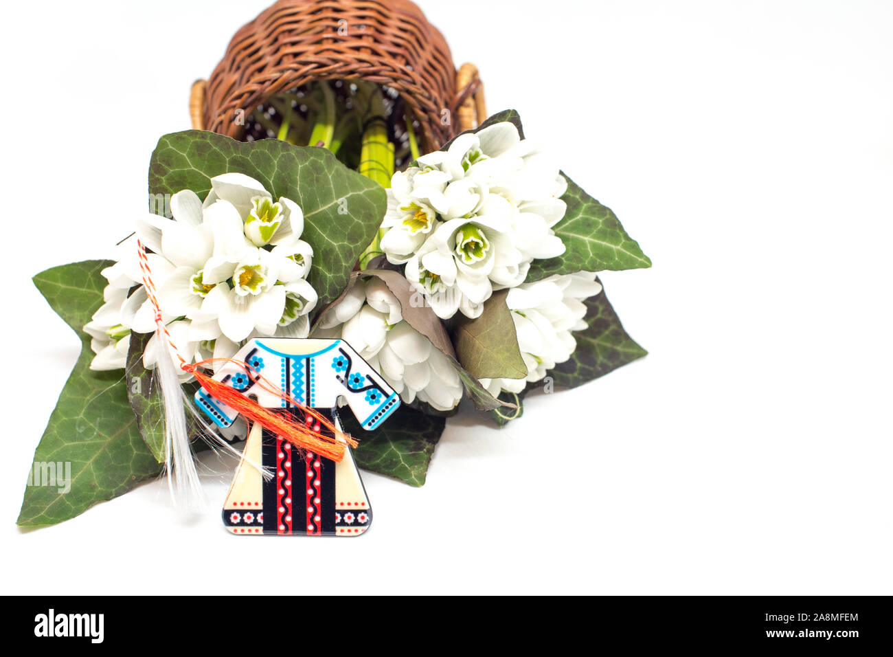 Snowdrops e rosso e bianco martisor stringa su bianco con spazio copia dell est europeo prima di marzo Celebrazione della tradizione Foto Stock