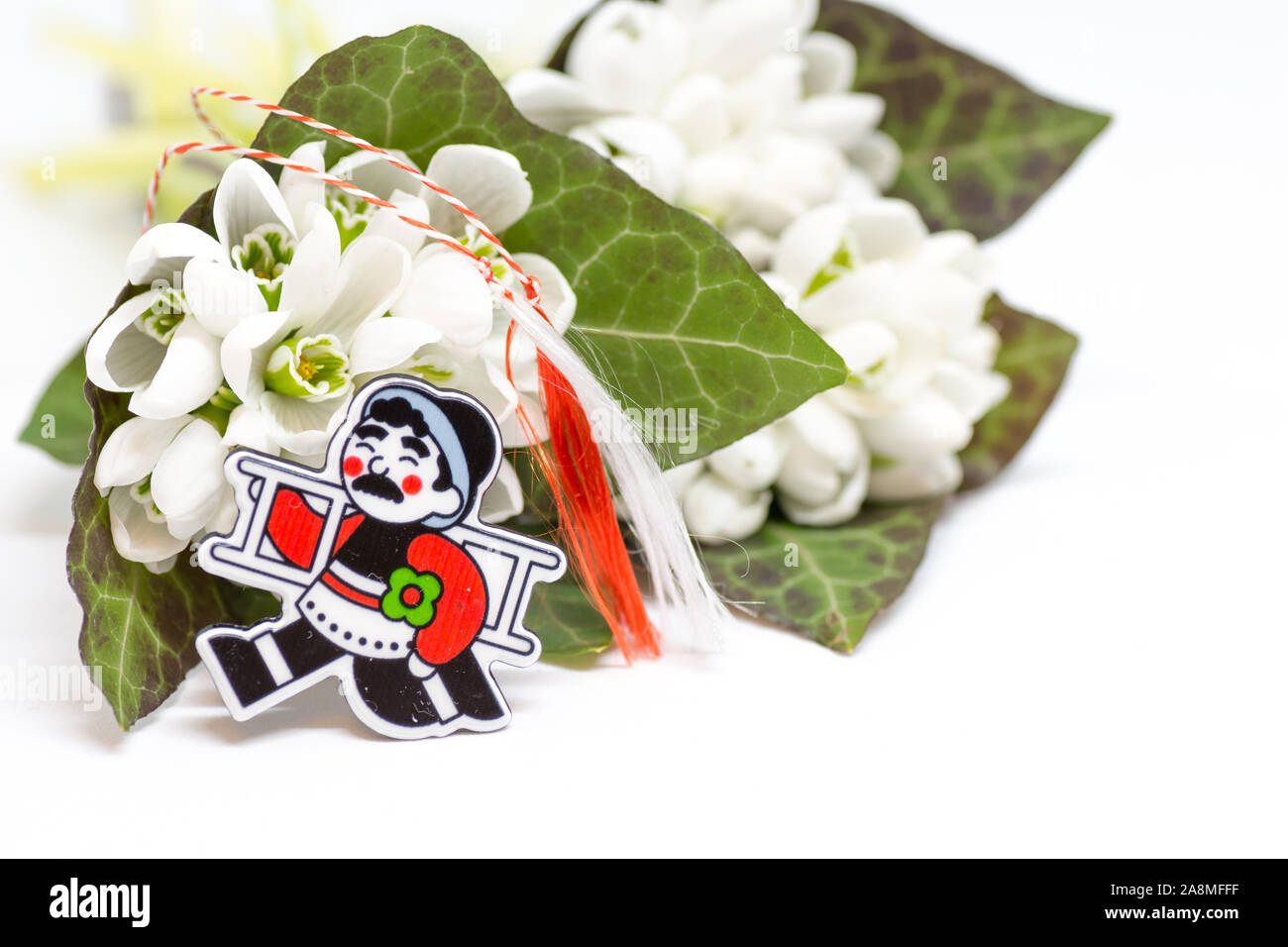 Snowdrops e rosso e bianco martisor stringa su bianco con spazio copia dell est europeo prima di marzo Celebrazione della tradizione Foto Stock