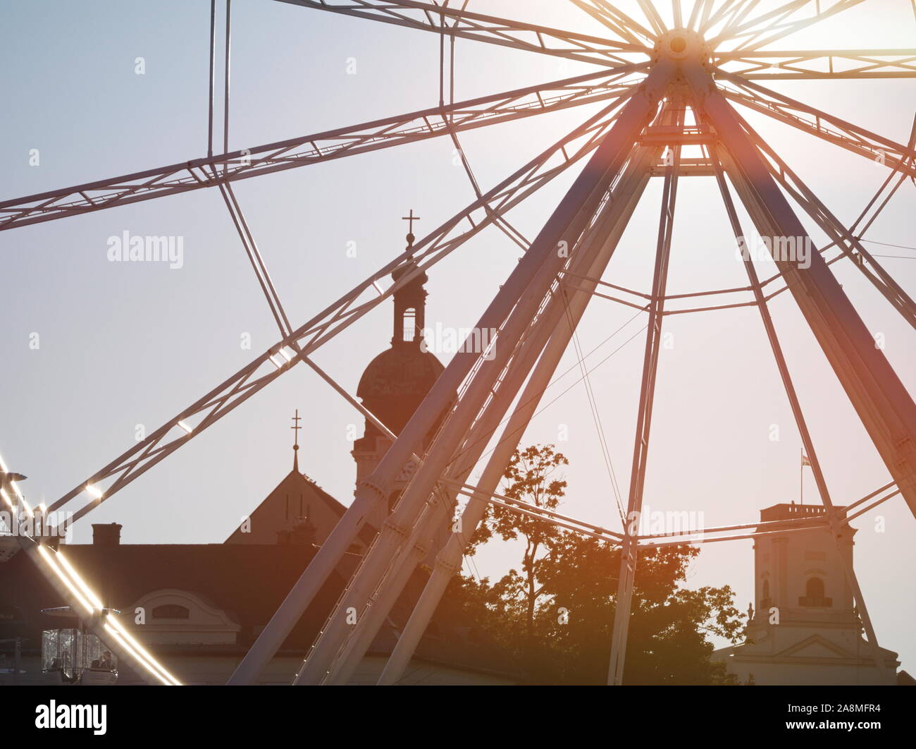 Backlit ruota panoramica Ferris Closeup con perdite della luce a Győr, Ungheria Foto Stock