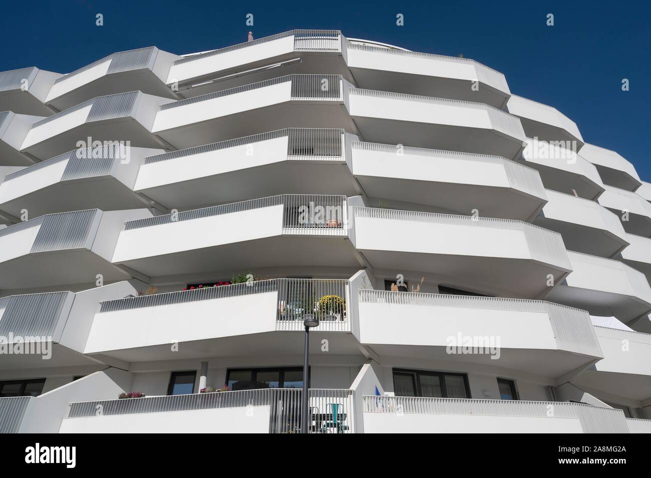 Balconi in calcestruzzo, architettura moderna in Berg am Laim, Monaco di Baviera, Baviera, Baviera, Germania Foto Stock