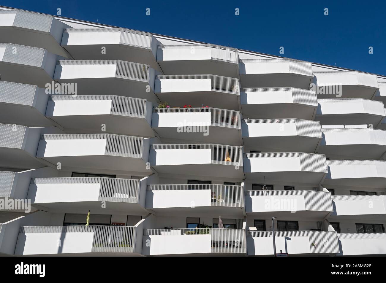 Balconi in calcestruzzo, architettura moderna in Berg am Laim, Monaco di Baviera, Baviera, Baviera, Germania Foto Stock