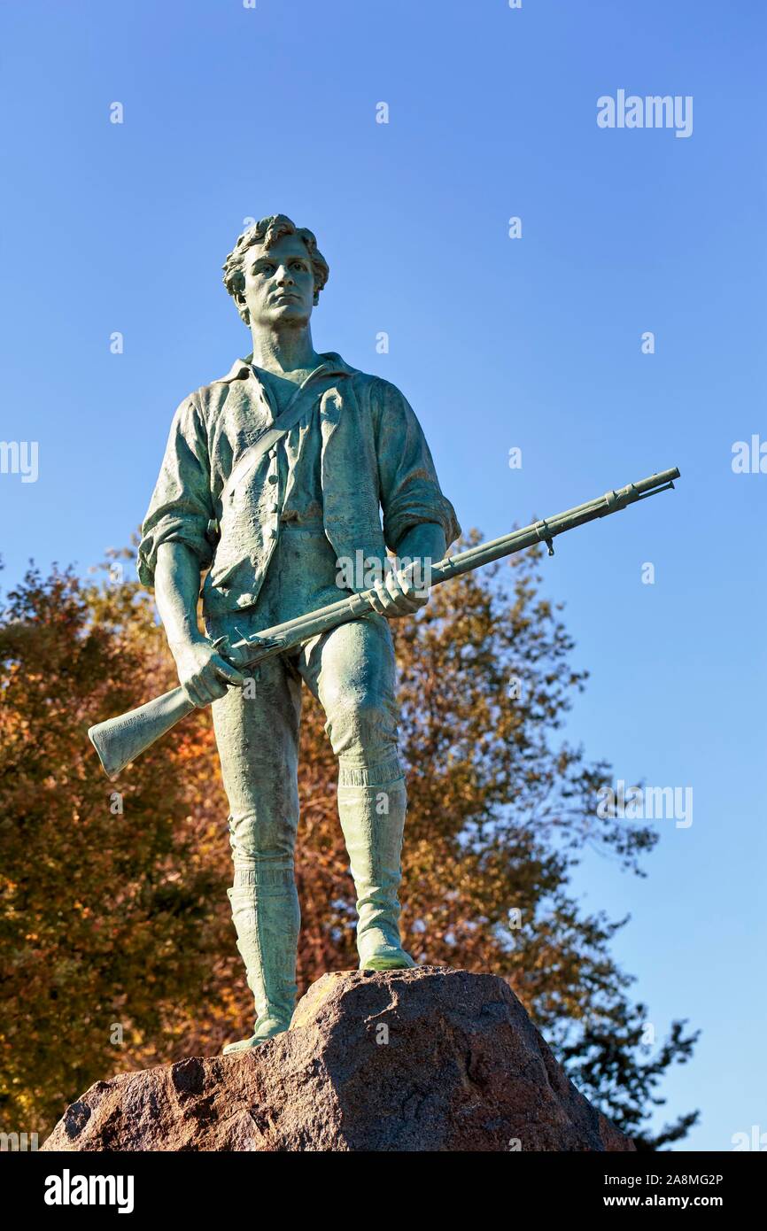 Statua in bronzo uomo con fucile, memorial per il minuto uomo Giovanni Parker, Lexington Battle Green, Lexington, Massachusetts, STATI UNITI D'AMERICA Foto Stock