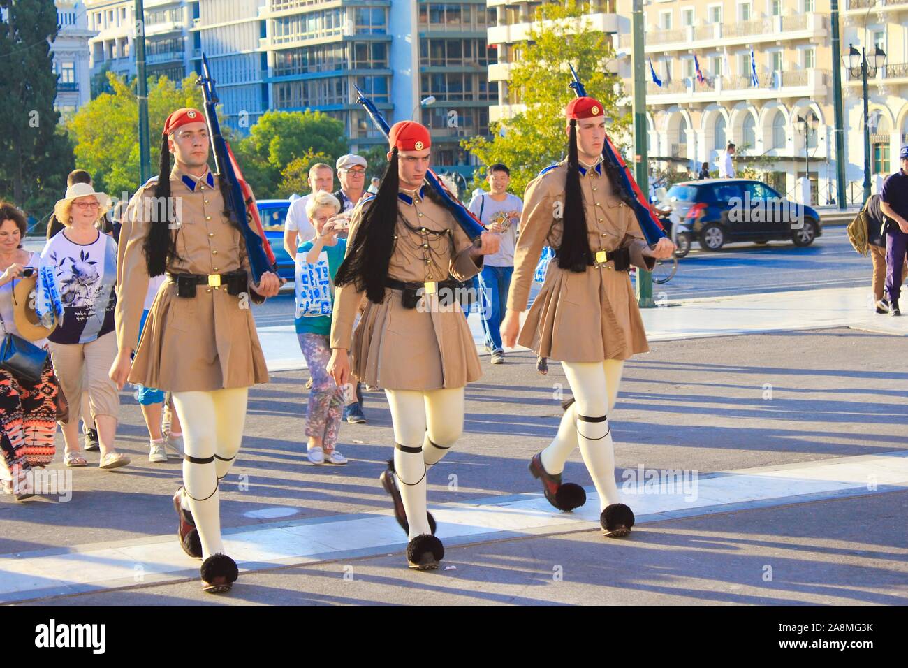 Atene, Grecia, 02 Ottobre 2019 - Modifica delle guardie presidenziali cerimonia davanti alla tomba del milite ignoto al parlamento greco. Foto Stock