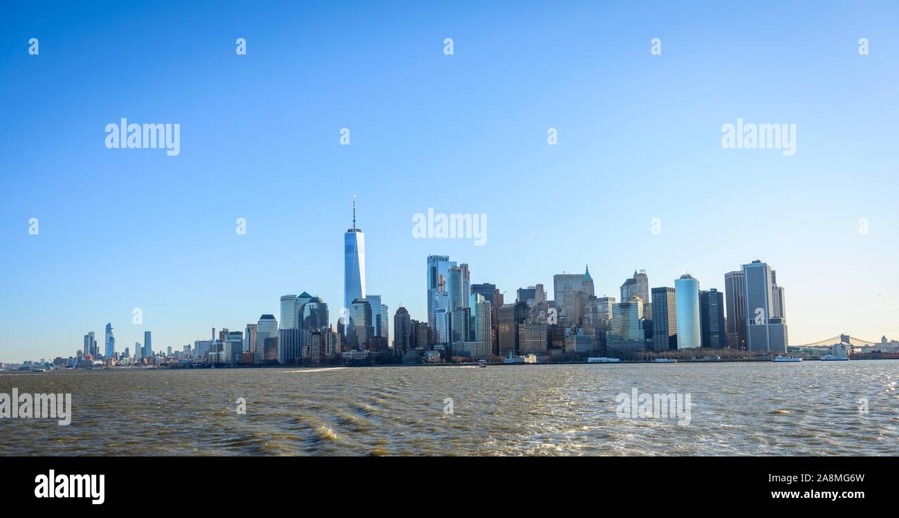Vista dal fiume Hudson per lo skyline di Manhattan, New York, nello Stato di New York, Stati Uniti d'America Foto Stock