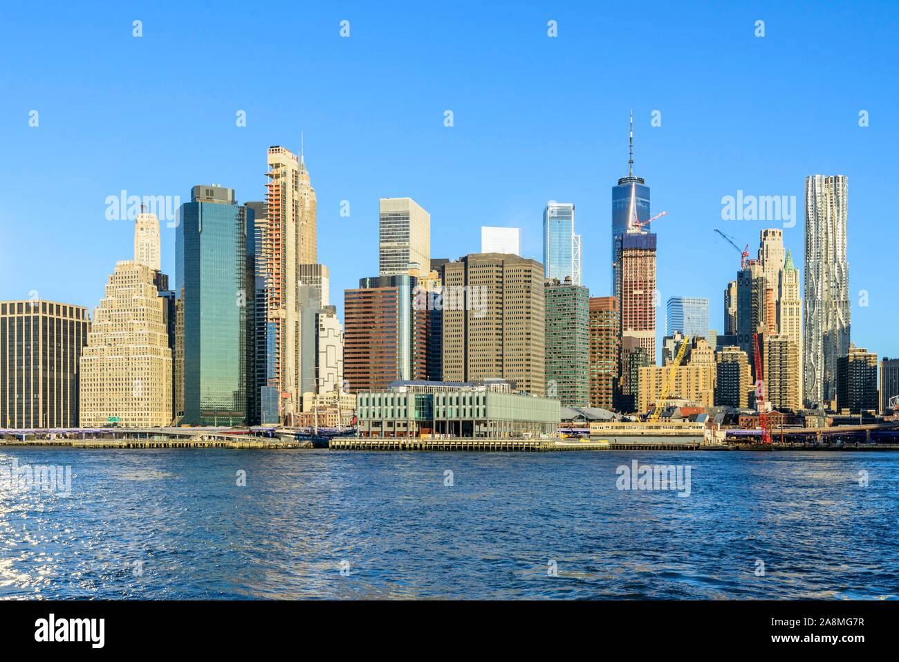 Vista dal Pier 1 al di sopra della East River per lo skyline di Manhattan, Dumbo, Downtown Brooklyn, Brooklyn, New York Foto Stock