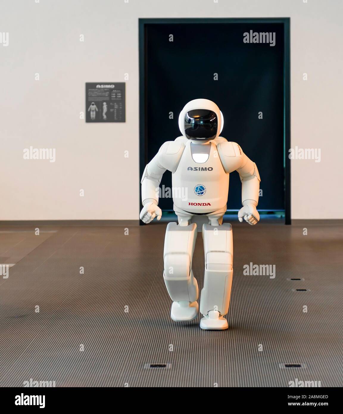 Simile a quella umana ASIMO, robot umanoide dalla Honda, il museo nazionale della scienza emergente e innovazione, Miraikan, Tokyo, Giappone Foto Stock