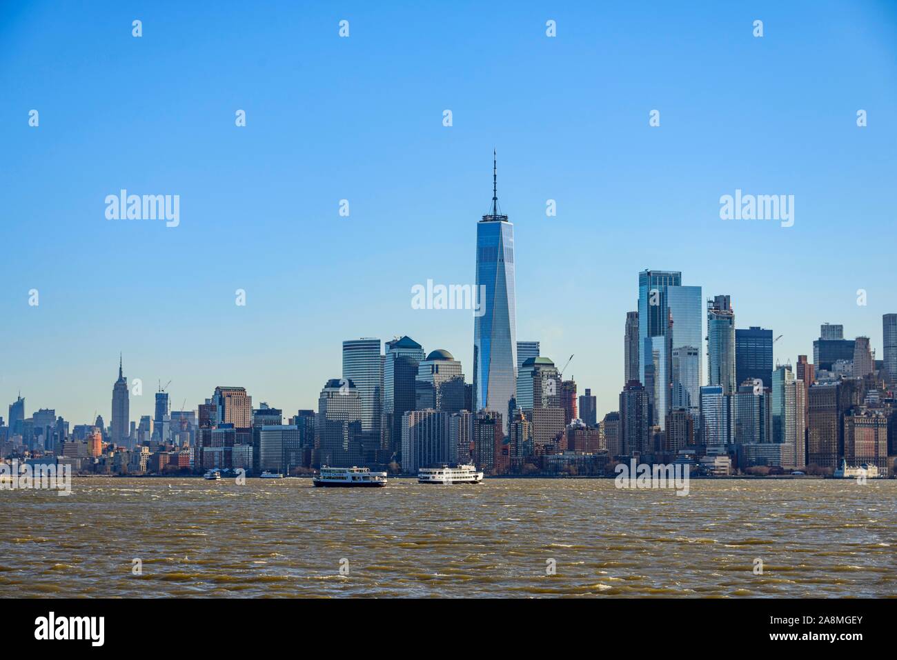 Vista dal fiume Hudson per lo skyline di Manhattan, New York, nello Stato di New York, Stati Uniti d'America Foto Stock