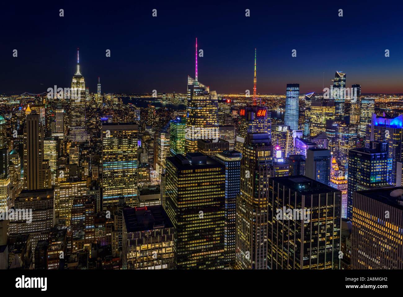 Vista di midtown e downtown Manhattan e Empire State Building dalla parte superiore della roccia Centro di osservazione di notte, Rockefeller Center, Manhattan, nuovo Foto Stock