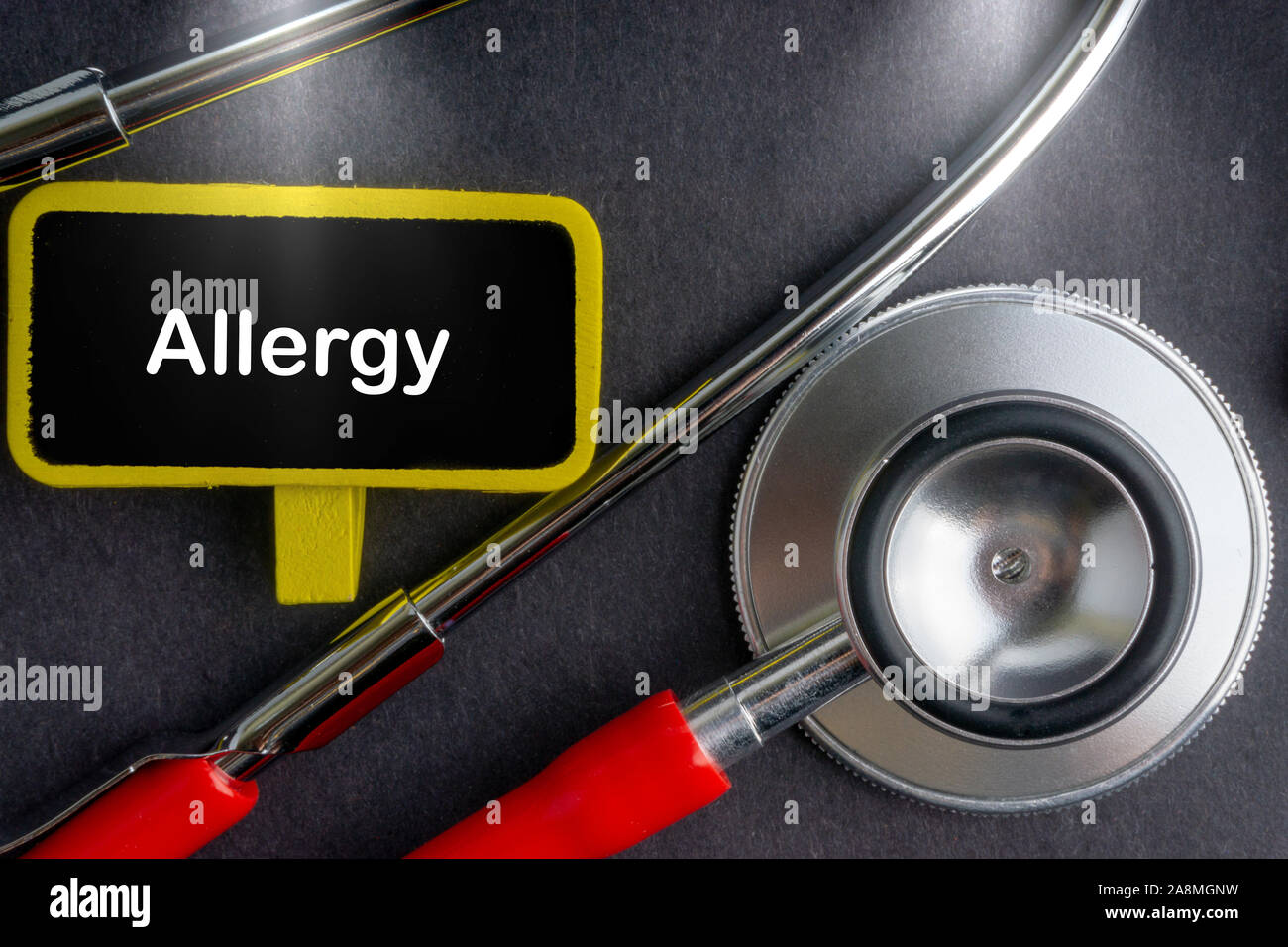 Allergia. Il concetto di medicina. Lavagna con parola di allergia e di uno stetoscopio Foto Stock