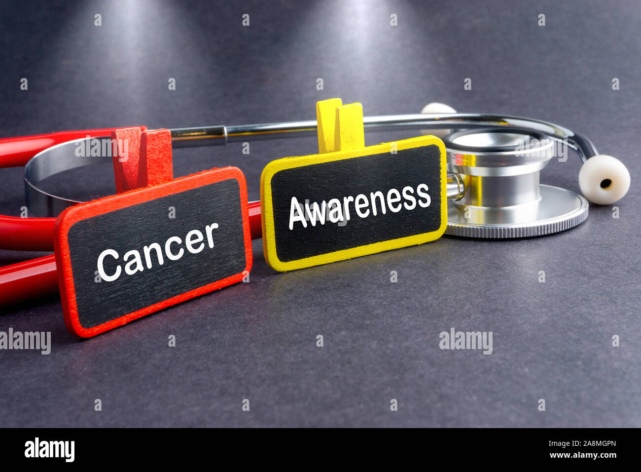 La consapevolezza del cancro. Il concetto di medicina. Lavagna con parola consapevolezza del cancro e uno stetoscopio Foto Stock