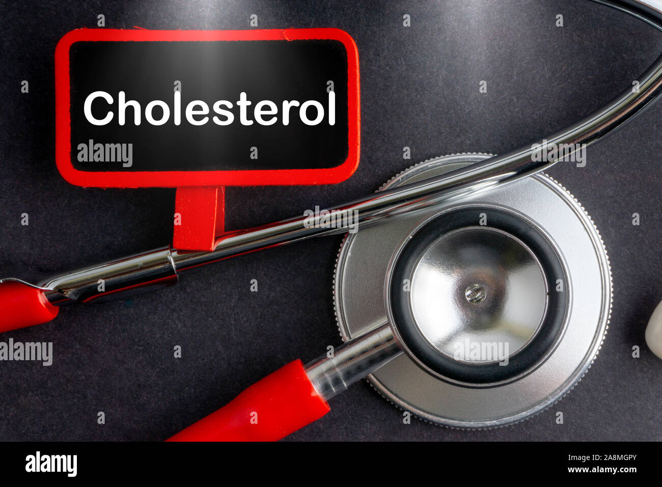 Colesterolo. Il concetto di medicina. Lavagna con parola di colesterolo e di uno stetoscopio Foto Stock
