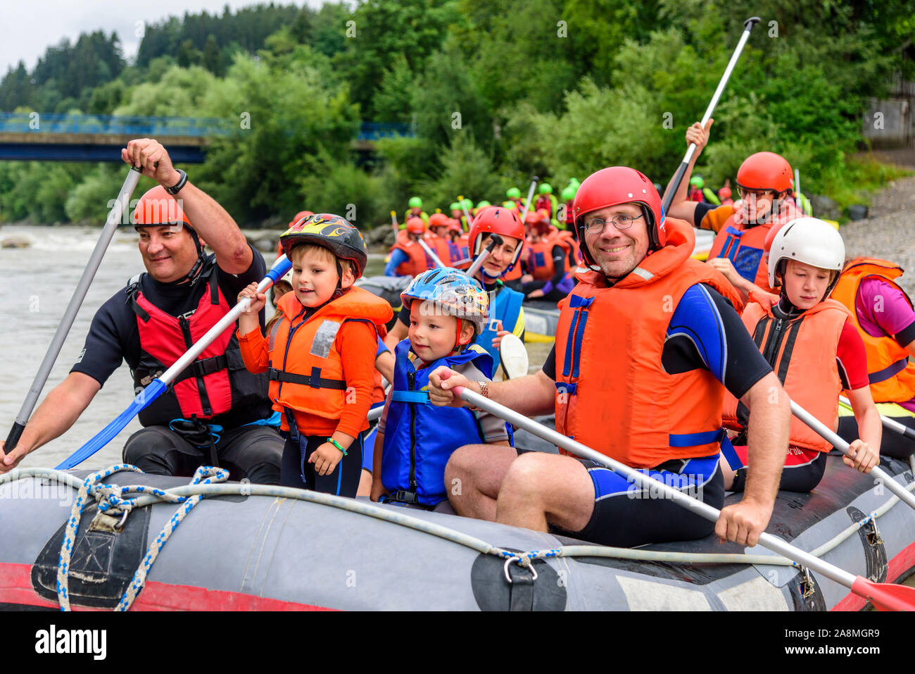 Rafting sul fiume con le famiglie e i bambini sul fiume Iller nelle Alpi dell'Algovia Foto Stock