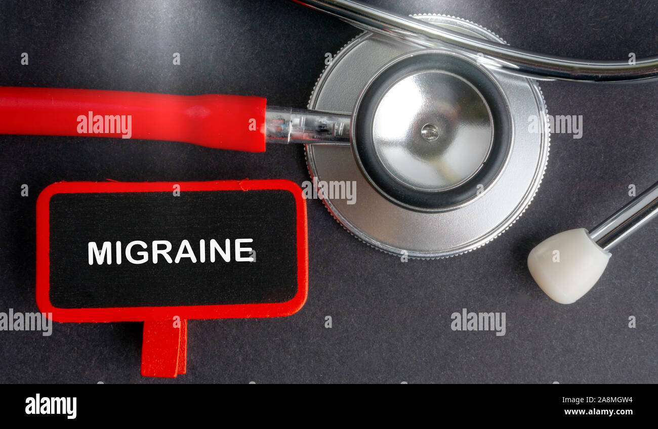 L'emicrania. Il concetto di medicina. Lavagna con parola di emicrania e di uno stetoscopio Foto Stock