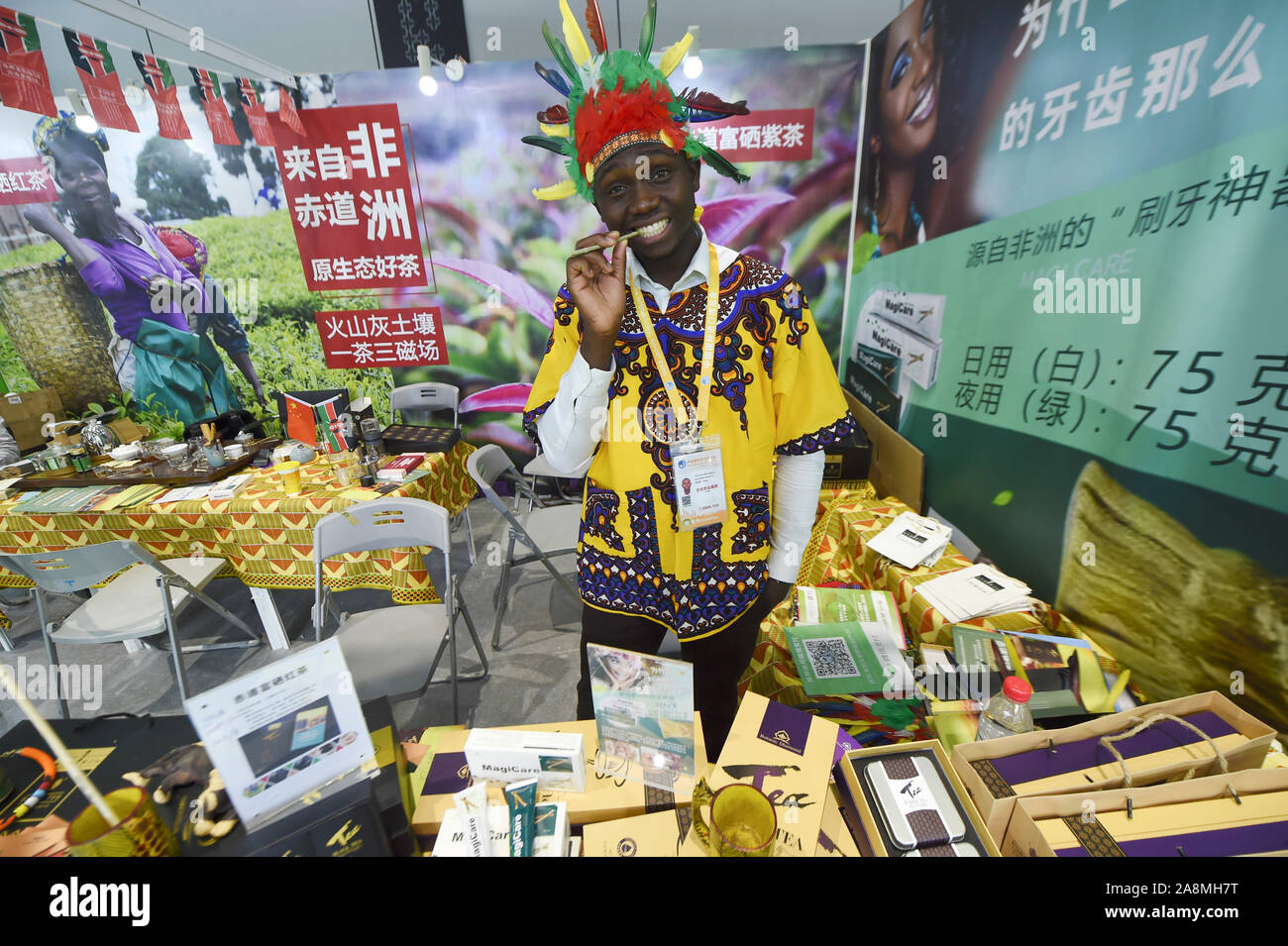 Shanghai, Cina. 6 Nov, 2019. Un espositore dal Kenya dimostra una spazzolatura prodotto dall Africa durante la seconda China International Import Expo (CIIE) a Shanghai in Cina orientale, nov. 6, 2019. La seconda CIIE era detenuto da nov. 5 nov. 10 presso il National Exhibition and Convention Centre di Shanghai. Credito: Yin Ke/Xinhua/Alamy Live News Foto Stock