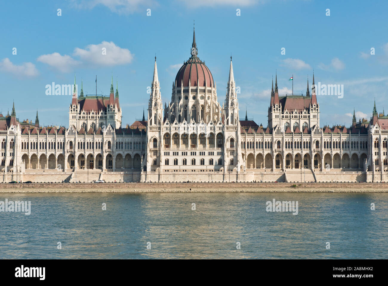 Parlamento ungherese edificio che si affaccia sul fiume Danubio. Budapest Foto Stock