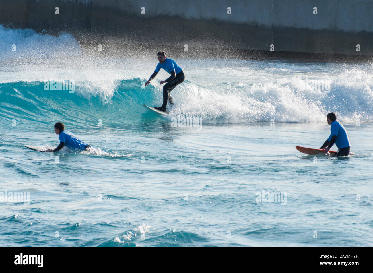 Navigazione avanzata sessione all'Onda, Bristol, un uomo fatto di Navigazione Lago di surf in South Gloucestershire, UK. Foto Stock