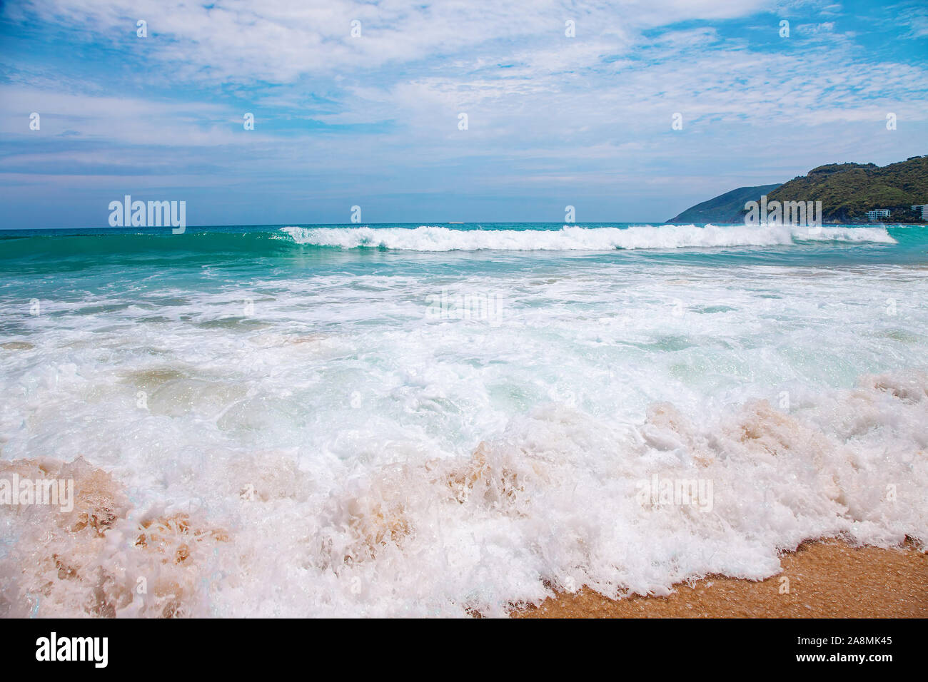 Blue Sea Wave con schiuma bianca e cielo Foto Stock