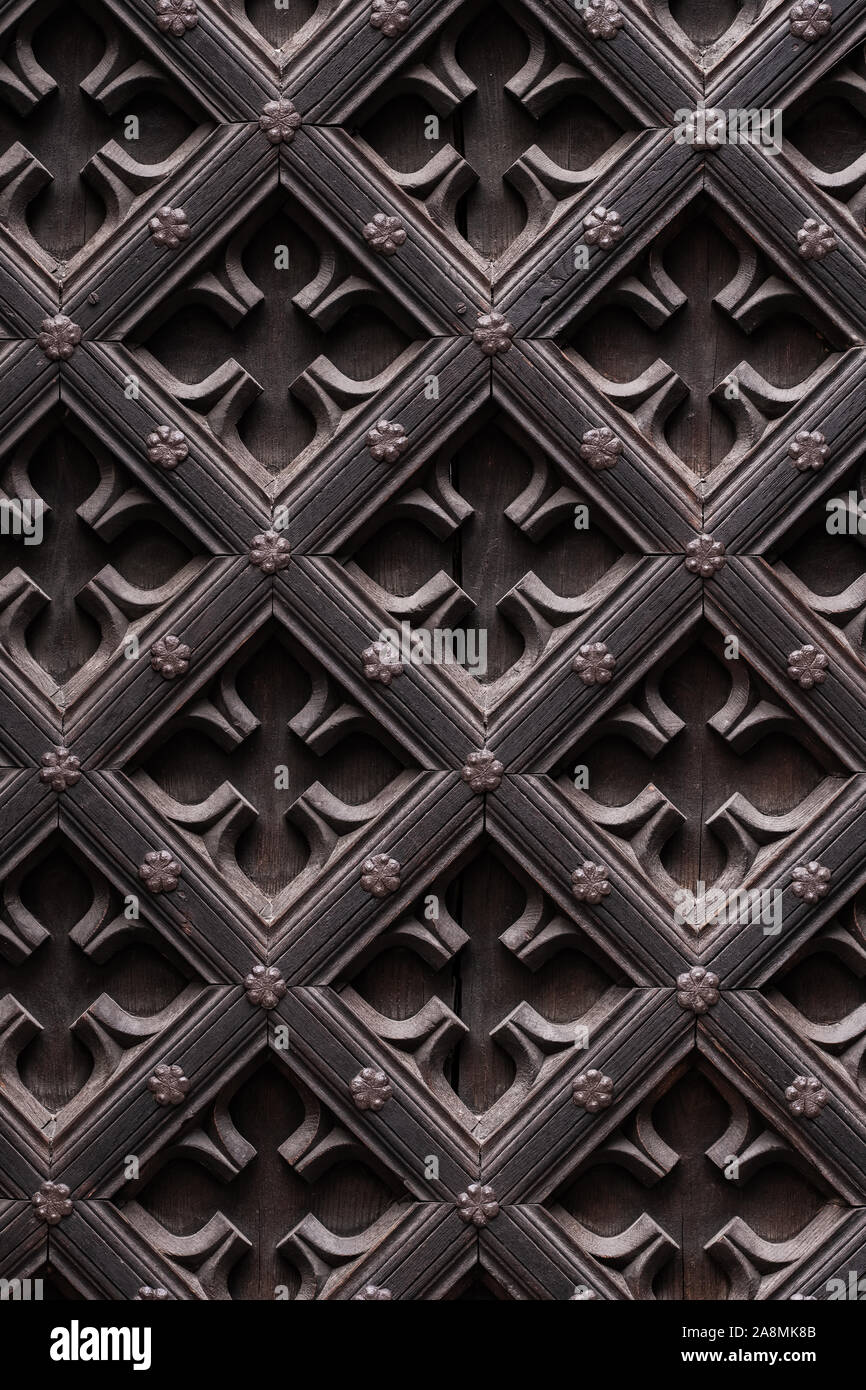 Porta di legno carving modello geometrico ornamento decorativo sullo sfondo di texture Foto Stock
