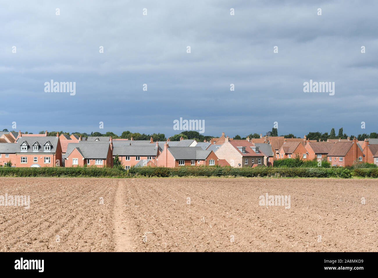 Nuove case sul bordo del terreno coltivato in loughborough Foto Stock