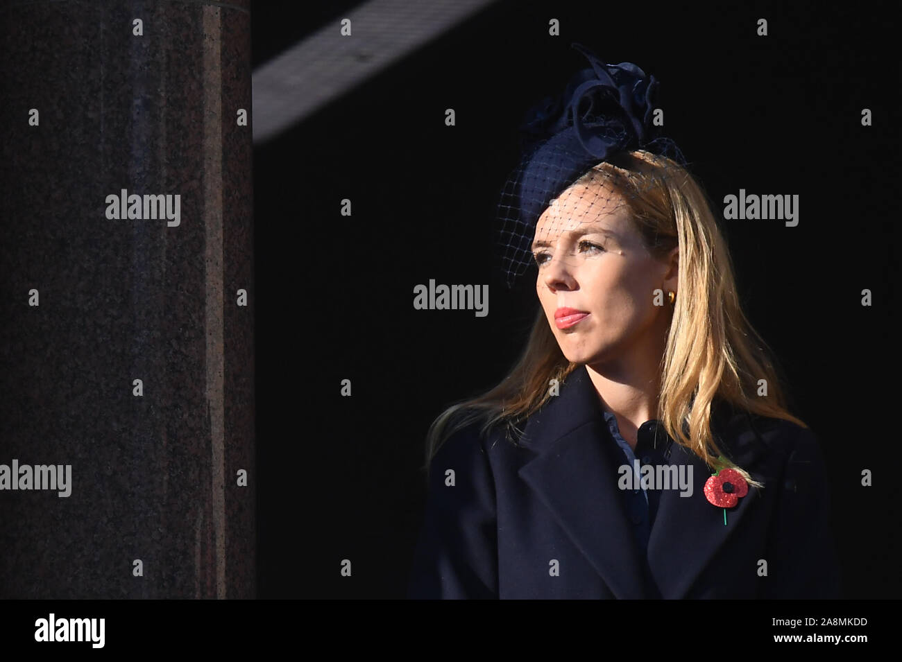 Carrie Symonds, il partner del Primo Ministro Boris Johnson, durante il ricordo la domenica il servizio presso il Cenotafio memorial in Whitehall, Londra centrale. Foto Stock