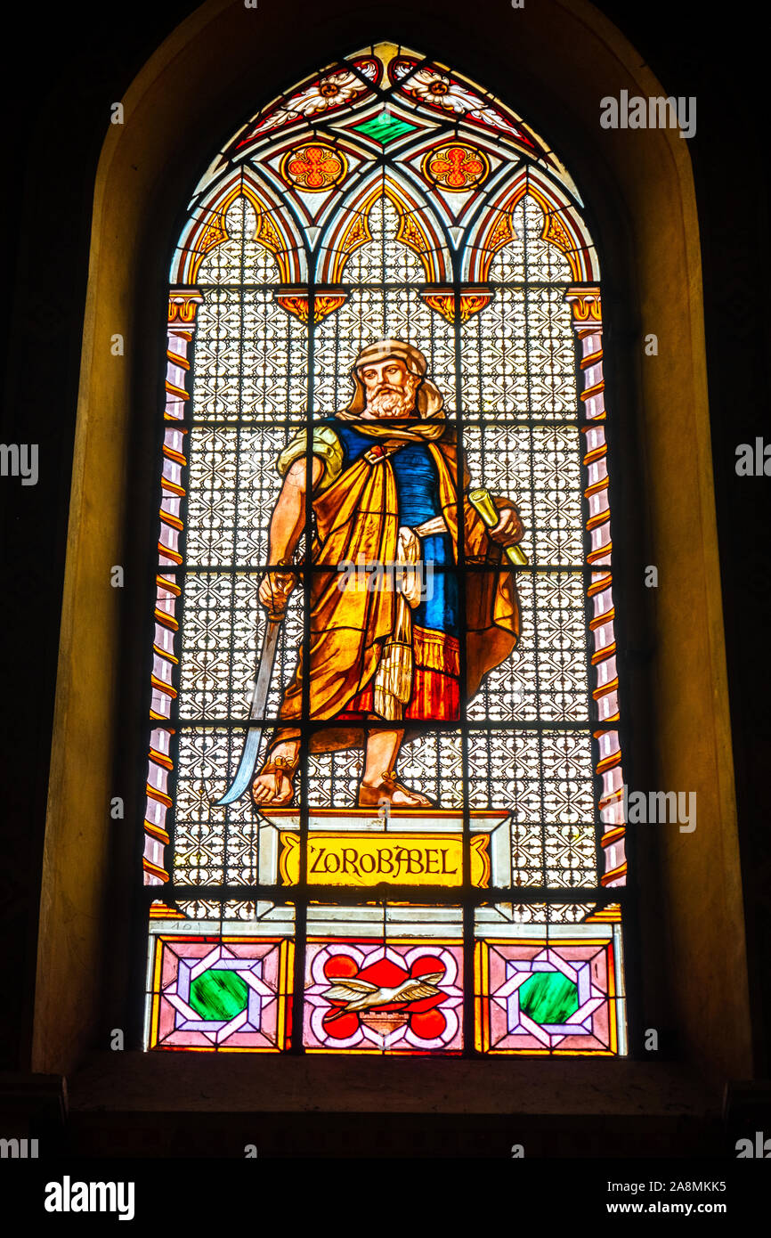 Colorata vetrata colorata in uno sfondo scuro chiesa con Zorobabel carattere della bibbia Foto Stock