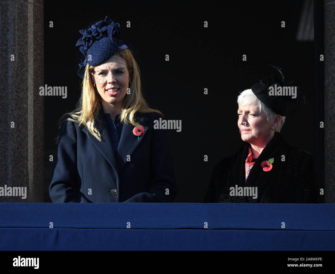 Carrie Symonds (sinistra), il partner di primo ministro Boris Johnson, e Catherine Swindley, moglie di Commons Speaker Sir Lindsay Hoyle durante il ricordo la domenica il servizio presso il Cenotafio memorial in Whitehall, Londra centrale. Foto Stock