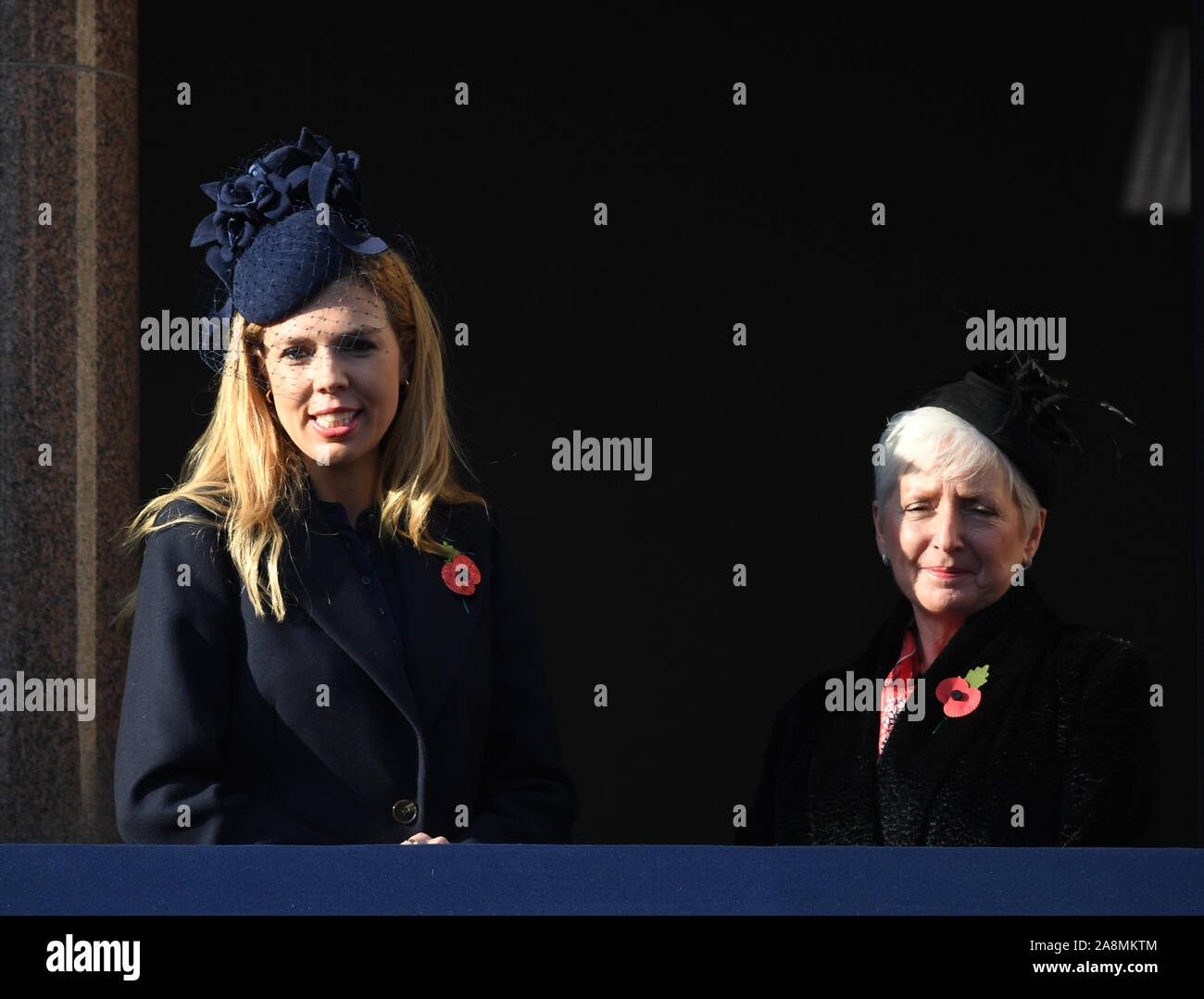 Carrie Symonds (sinistra), il partner di primo ministro Boris Johnson, e Catherine Swindley, moglie di Commons Speaker Sir Lindsay Hoyle durante il ricordo la domenica il servizio presso il Cenotafio memorial in Whitehall, Londra centrale. Foto Stock