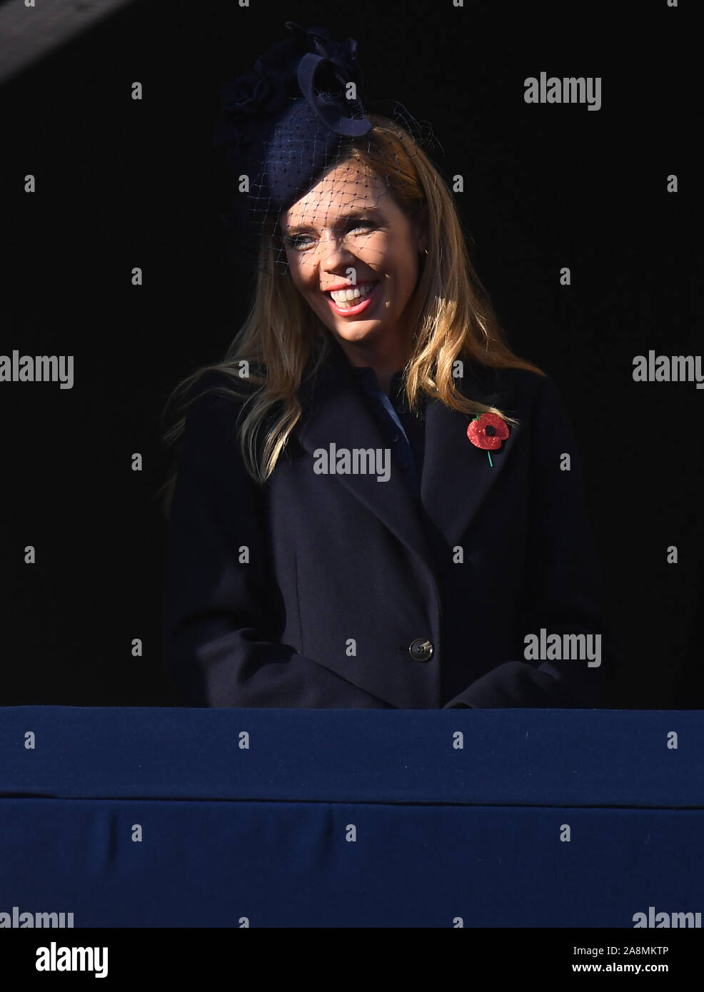 Carrie Symonds, il partner del Primo Ministro Boris Johnson, durante il ricordo la domenica il servizio presso il Cenotafio memorial in Whitehall, Londra centrale. Foto Stock