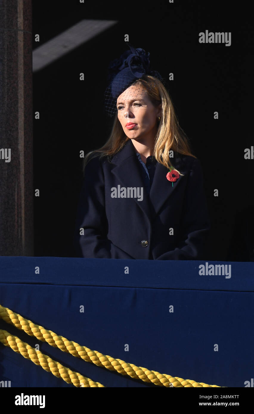 Carrie Symonds, il partner del Primo Ministro Boris Johnson, durante il ricordo la domenica il servizio presso il Cenotafio memorial in Whitehall, Londra centrale. Foto Stock