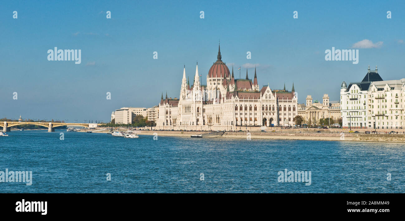 Parlamento ungherese edificio che si affaccia sul Fiume Danubio e Magrit Bridge. Budapest Foto Stock