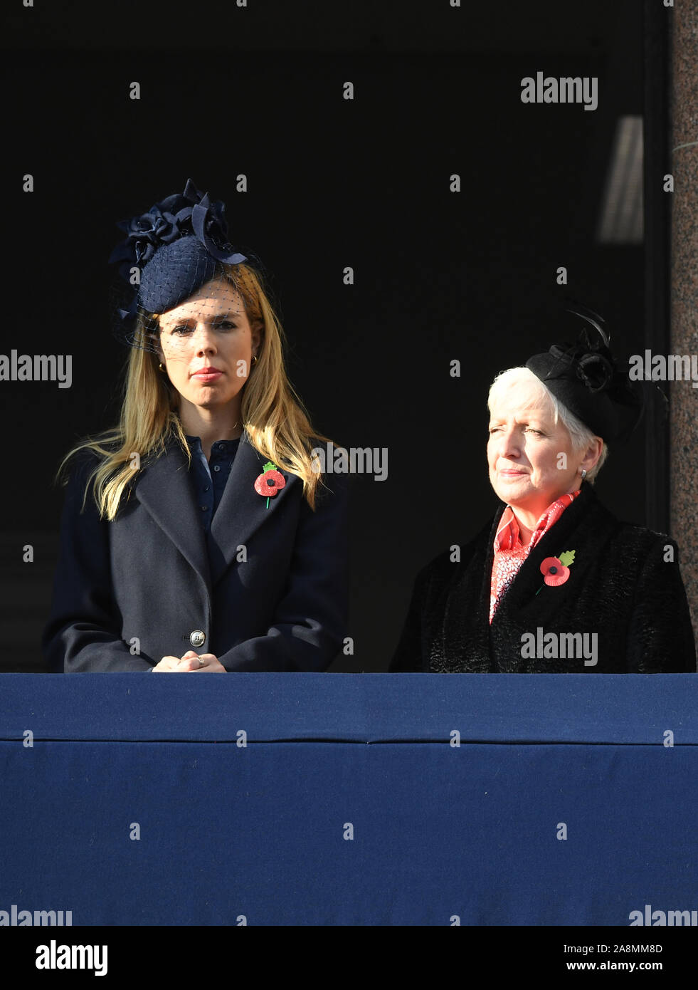 Carrie Symonds (sinistra), il partner di primo ministro Boris Johnson, e Catherine Swindley, moglie di Commons Speaker Sir Lindsay Hoyle durante il ricordo la domenica il servizio presso il Cenotafio memorial in Whitehall, Londra centrale. Foto Stock